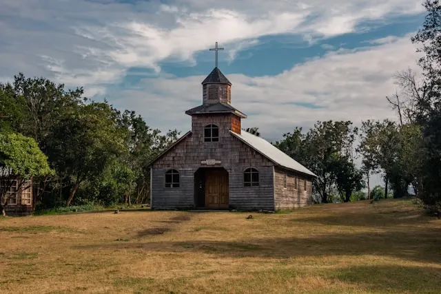 Casa tradicional de madera en Chiloé pintada por pintores profesionales con tonos naturales que resisten la humedad.